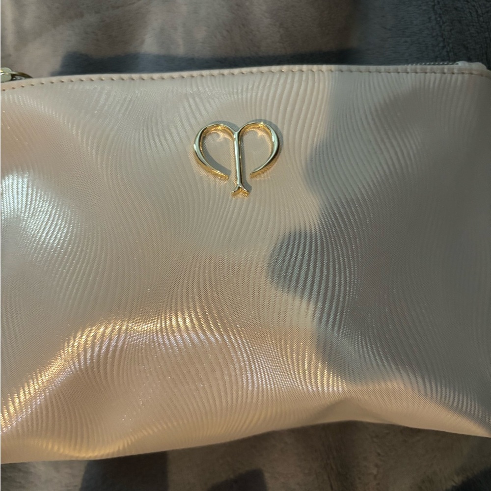 Cle de Peau Skincare Set with Cream and Gold Accents - Picture 5 of 5